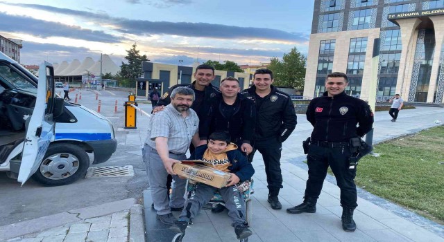Kütahyada Çevik Kuvvet polislerinden anlamlı hediye