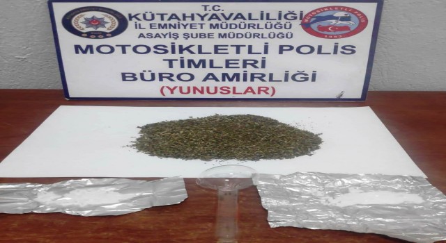 Kütahyada “Dur” ihtarına uymayan araçta uyuşturucu ele geçirildi