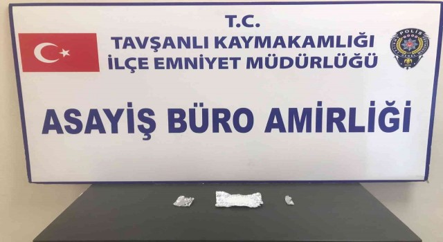 Kütahyada iki aracın gizli bölmelerinden uyuşturucu çıktı