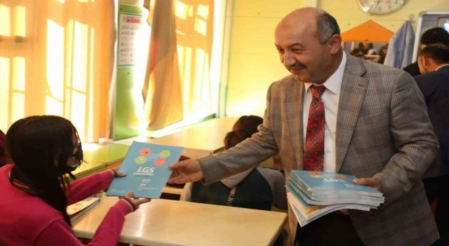 Kütahyada öğrencilere yardımcı kaynak paketi dağıtıldı