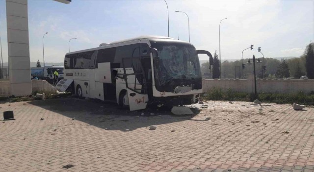 Kütahyada otomobil ile otobüs çarpıştı: 2 yaralı