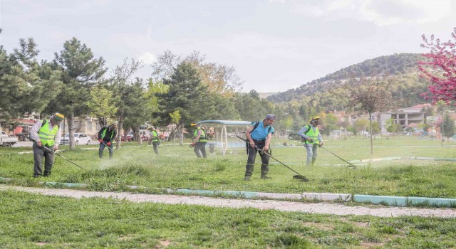 Kütahyada park ve bahçelerde çim biçme çalışmaları