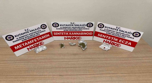 Kütahyada üzerlerinden uyuşturucu çıkan 3 kişi gözaltına alındı