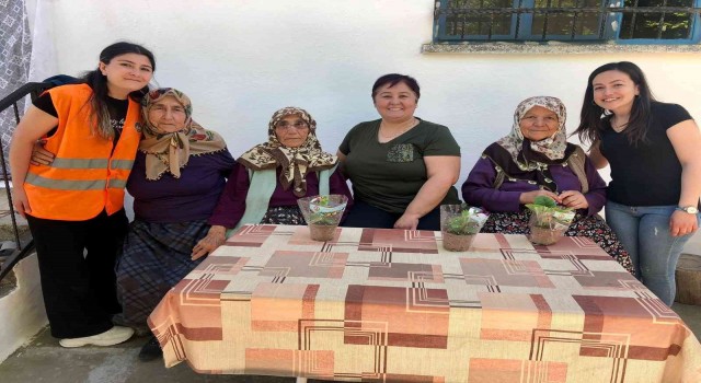 Kuyucakta annelere çiçekli sürpriz