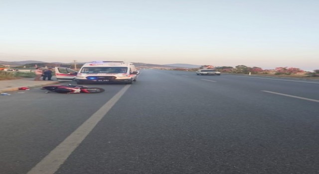 Lastiği patlayarak devrilen motosiklette iki kişi yaralandı