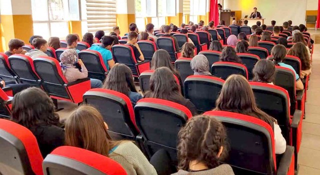 Lise öğrencilerine Meslek seçimi konferansı