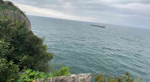 Lise öğrencisi kayalıklardan denize düştü