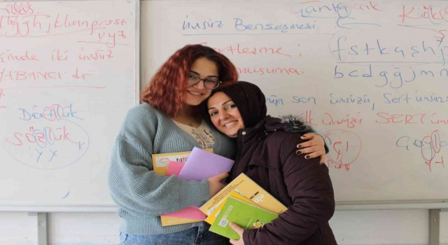 Lise öğrencisi olan anne ve kızı derslere birlikte giriyor