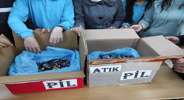Liseli gençler atık pil topladı