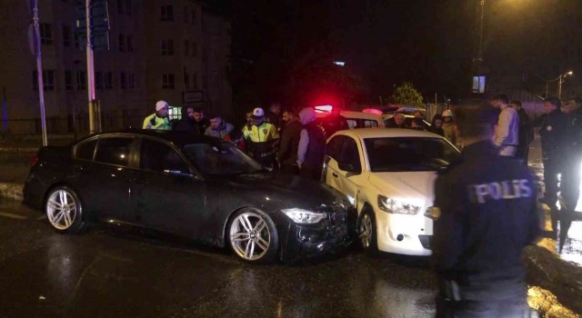 Maltepede, 1 kişinin yaralandığı kaza sonrası sürücülerin kavgası kamerada
