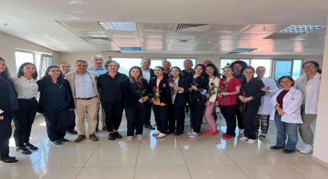 Maltepede Hemşireler Haftası için hemşirelere kırmızı gül