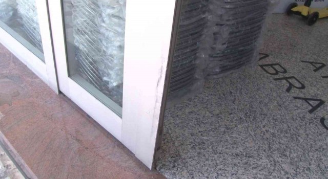 Maltepede pes dedirten hırsızlık kamerada: İş yerini soyamayınca araçtaki malzemeleri çaldılar