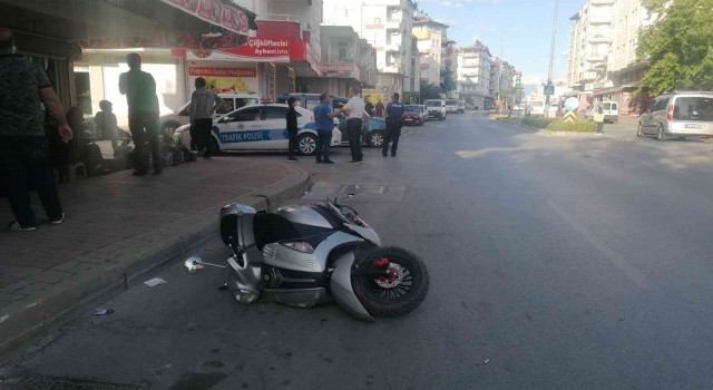 Manavgatta hafif ticari araç motosikletle çarpıştı: 1 yaralı