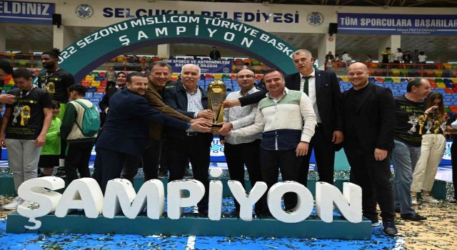 Manisa BBSK Basketbol Takımı kupasına kavuştu