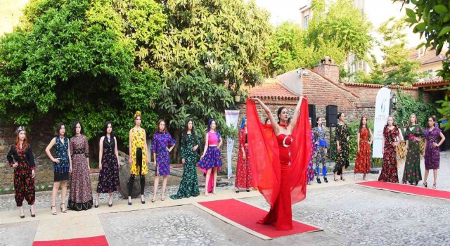 Manisada 100. yıla özel pazen defilesi