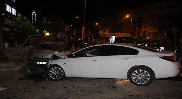 Manisada feci kaza: İki otomobilin çarpıştığı kazada 4 kişi öldü, 2 kişi ağır yaralandı