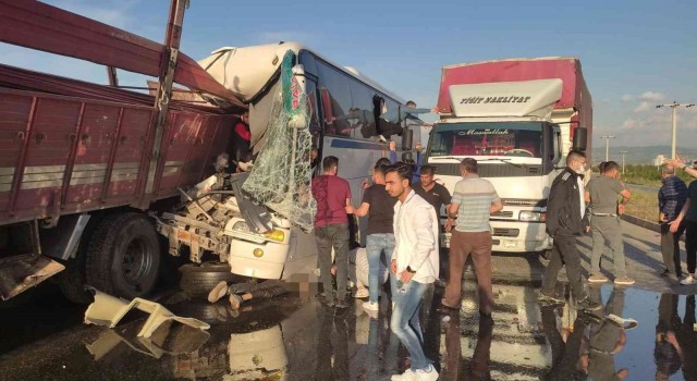 Manisada feci kaza: İşçi servisi tıra çarptı, 1 kişi öldü, 30 kişi yaralandı