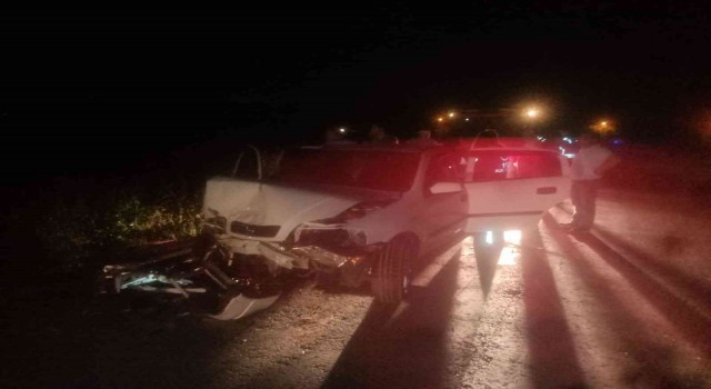 Manisada iki otomobil çarpıştı: 1i ağır 6 yaralı
