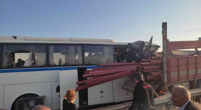 Manisada işçi servisi tıra çarptı: Çok sayıda yaralı var