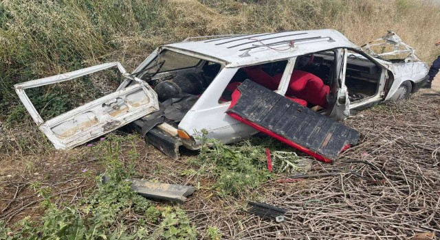 Manisada lastiği patlayan otomobil tarlaya devrildi, 2 kişi ölümden döndü