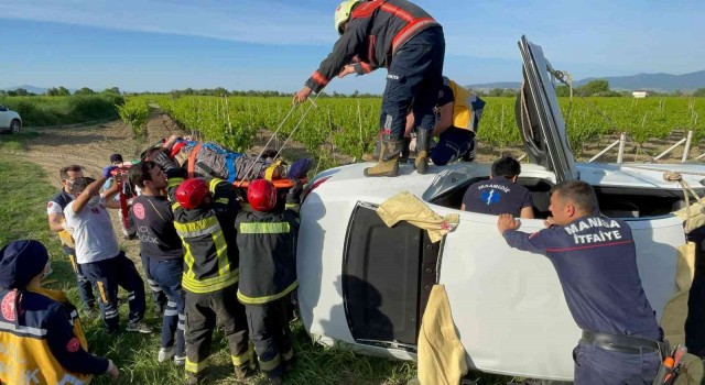 Manisada otomobil şarampole devrildi: 4 yaralı