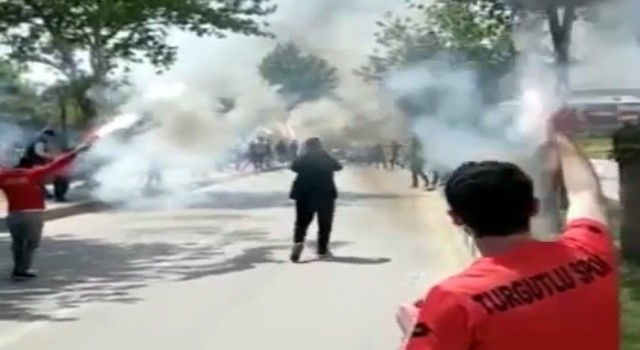 Manisada sis bombası taraftarın elinde patladı