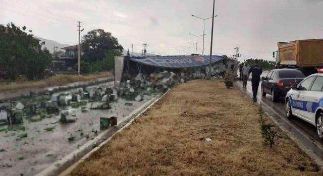 Manisada tır devrildi, alkol yüklü kutular yola saçıldı