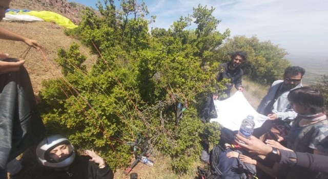 Manisada uçuş sırasında düşen paraşütçüler hastaneye kaldırıldı