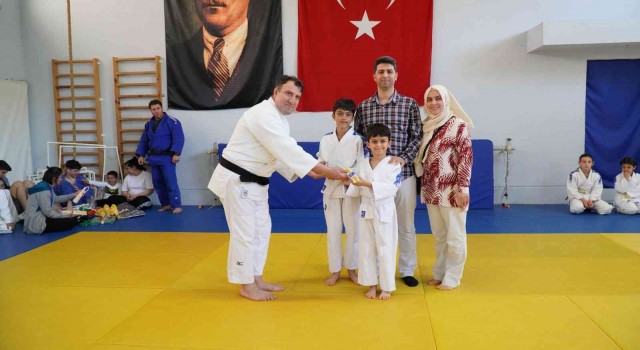 Manisalı judocular yeni kuşaklarına törenle kavuştu
