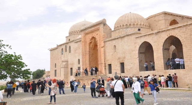 Mardinde tarihi mekanlar, caddeler ve meydan doldu taştı