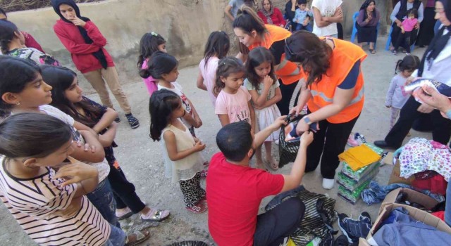 Mardinli öğretmen Özsoy, bayramda çocukların yüzlerini güldürdü