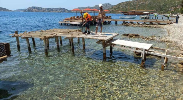 Marmarisin kırsal mahallelerinde kaçak iskele yıkımları başladı
