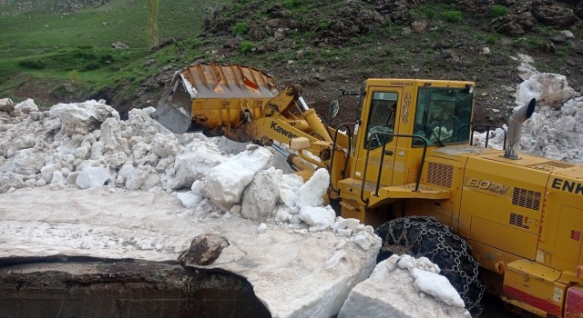 Mayıs ayında kar temizleme çalışmaları devam ediyor