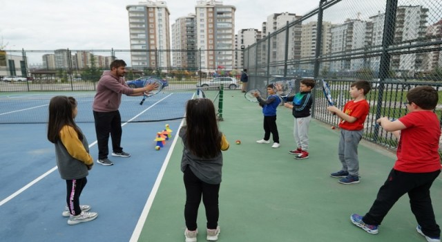 Melikgazinin tenis kursu devam ediyor
