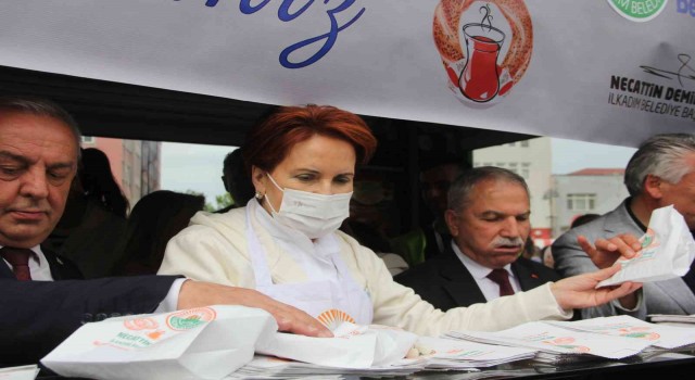 Meral Akşener İlkadımın Simit Şenliğinde simit dağıttı