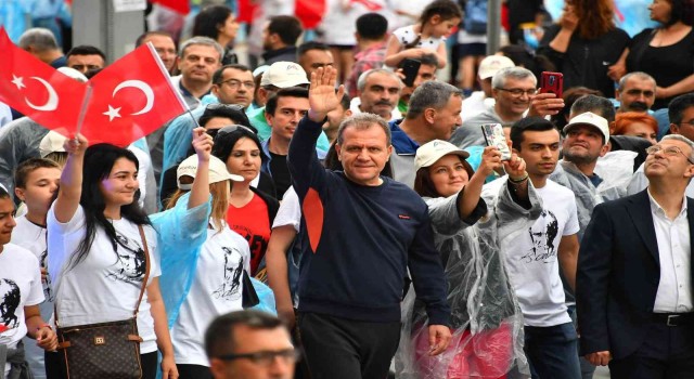Mersinde 19 Mayıs coşkusu Büyükşehir Belediyesinin Gençlik Kortejiyle başladı