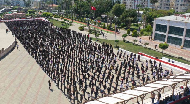 Mersinde 1919 genç aynı anda zeybek oynadı