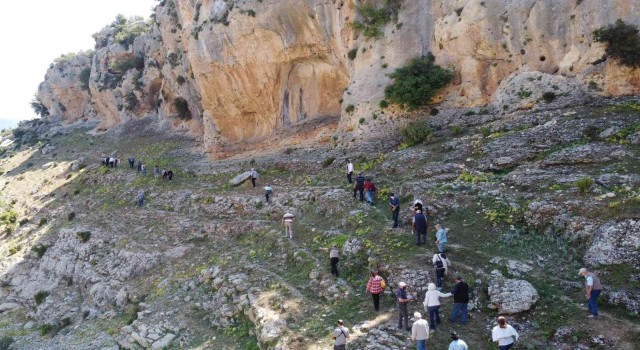 Mersinde heyecanlandıran keşif: Çoban keçi ararken, milattan önceki yazılı tasvirleri bulmuş