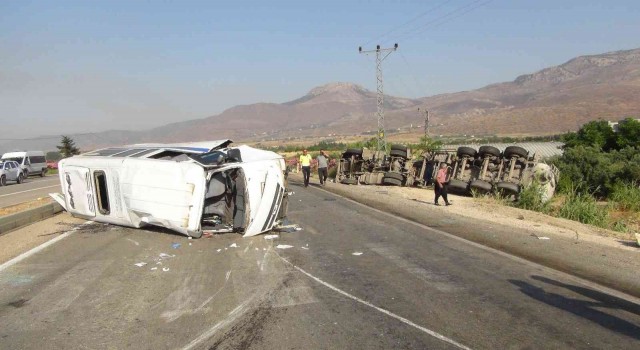 Mersinde öğrenci servisi ile tır çarpıştı: 2si ağır 11 yaralı