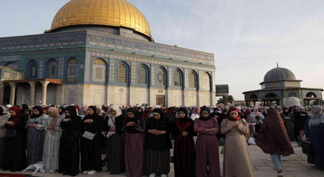 Mescid-i Aksada 200 bin kişi bayram namazı kıldı