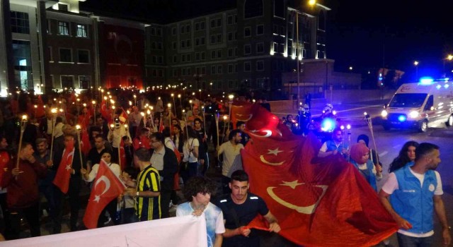 Metrelerce uzunluğundaki Türk bayrağı ile kortej düzenlendi