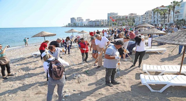 Mezitli Belediyesi çalışanları gönüllü olarak sahili temizledi