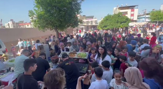 Mezun olduğu okulda öğrencilere ‘Piton döner yaptı