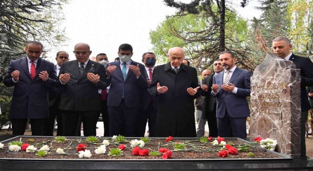 MHP Genel Başkanı Bahçeli, Alparslan Türkeş'in Anıt Mezarını Ziyaret Etti