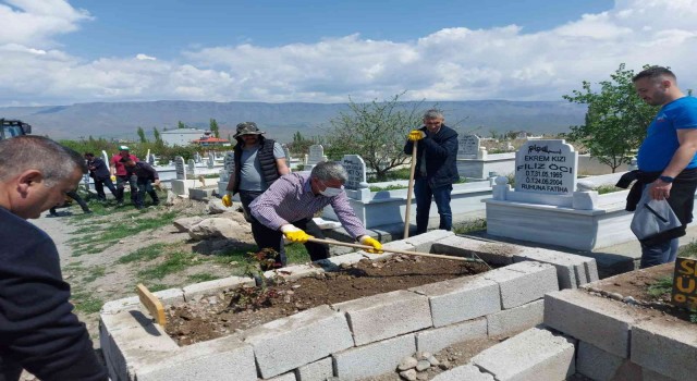 MHPli başkan mezarlıklarda temizlik yaptı