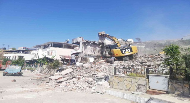 Milasta yangında ağır hasar gören yapılar yıkılıyor