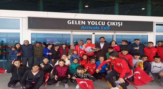 Milli atlet Karsta çiçeklerle karşılandı