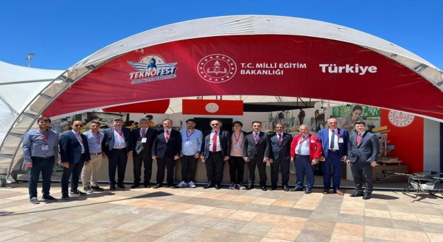 Milli Eğitim Bakanı Özer, TEKNOFESTte MEBin standını ziyaret etti