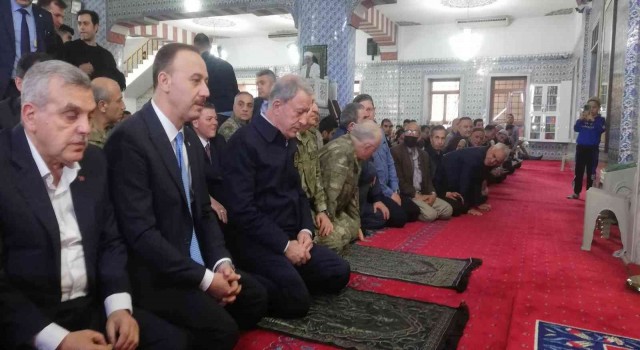 Milli Savunma Bakanı Hulusi Akar bayram namazını Balıklıgölde kıldı