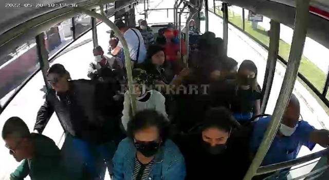 Minibüs ambulansa dönüştü, hastalanan yolcu hastaneye yetiştirildi